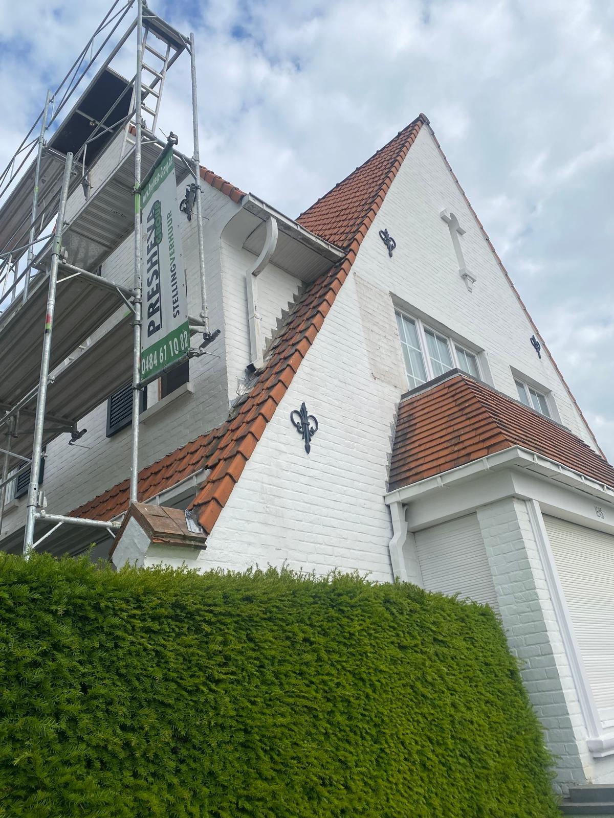 Schilderwerken aan een grote woning